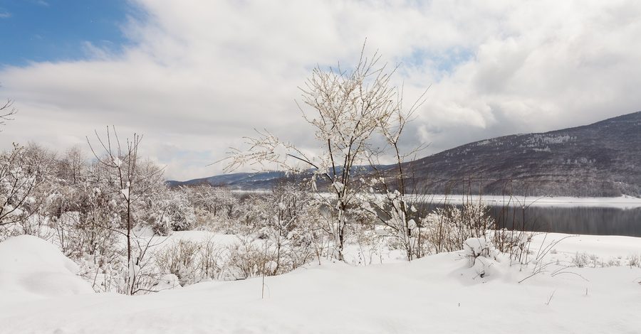Blick über den Mavrovo-See in der Berglandschaft