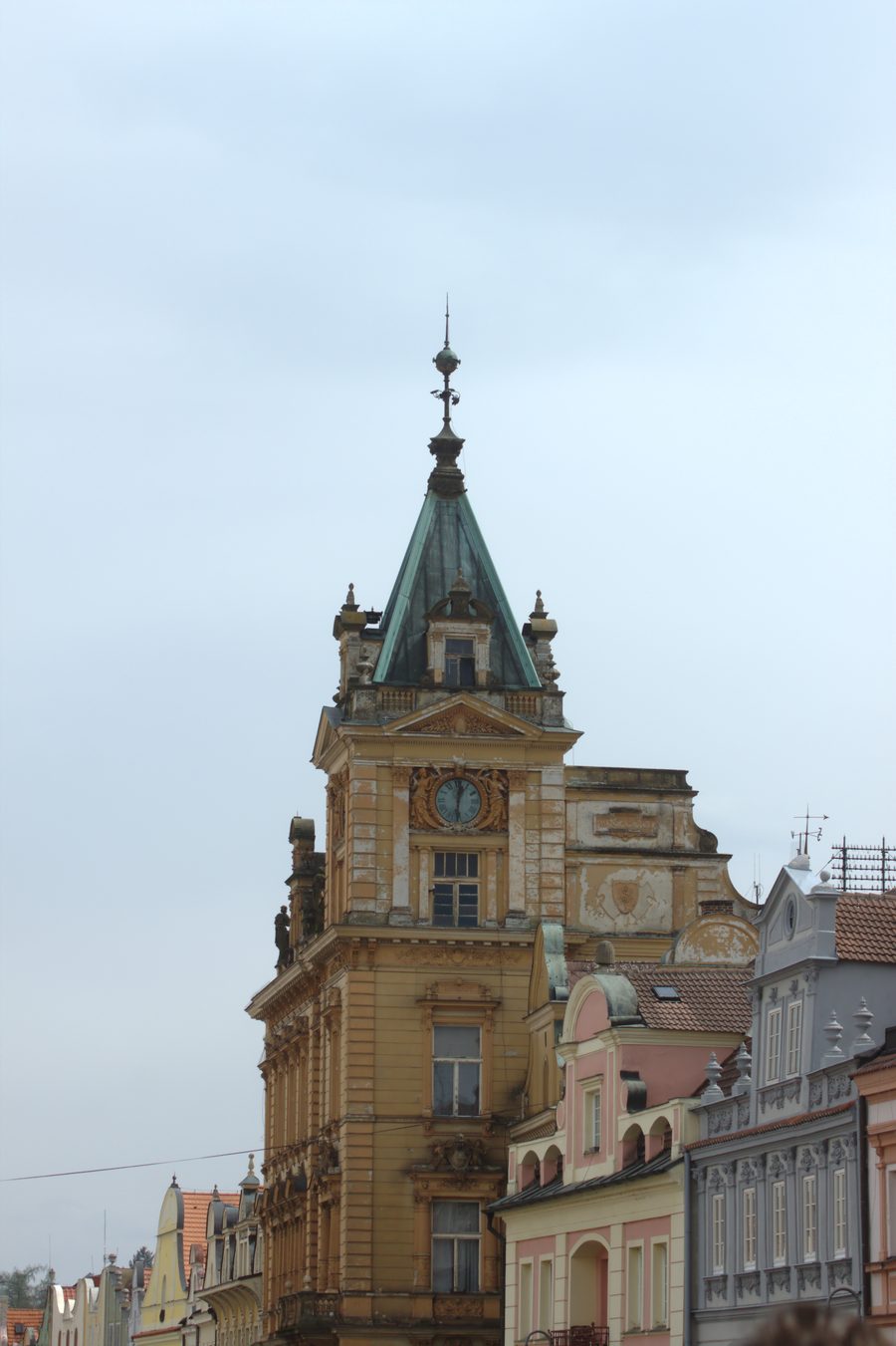 Gebäude am Hauptplatz von Domažlice in der Region Pilsen