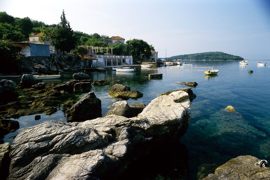 Bucht von Molunat in Kroatien mit Blick entlang des Ostufers nach Süden
