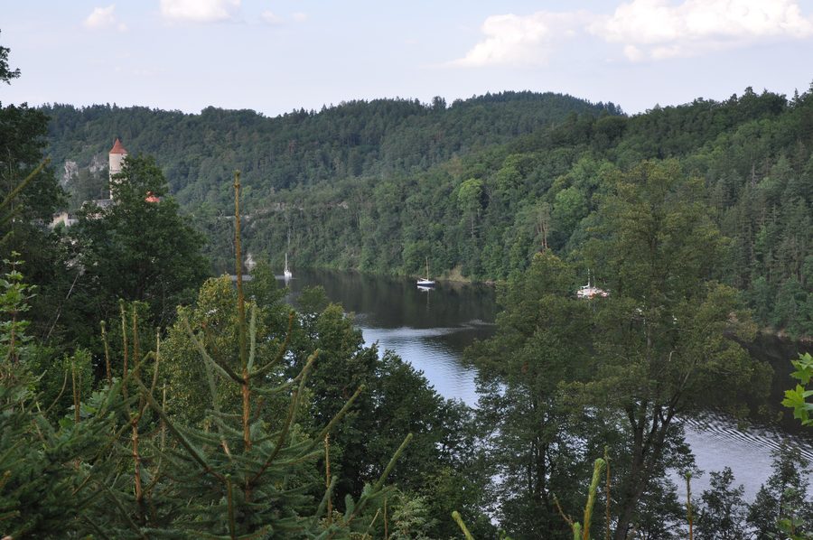 Blick auf die Burg Zvíkov und den Zusammenfluss von Otava und Moldau