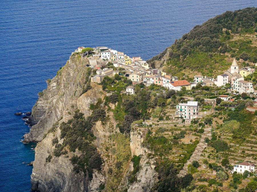 Corniglia auf einem erhöhten Felsvorsprung über der ligurischen Küste, umgeben von Terrassen und Weinbergen