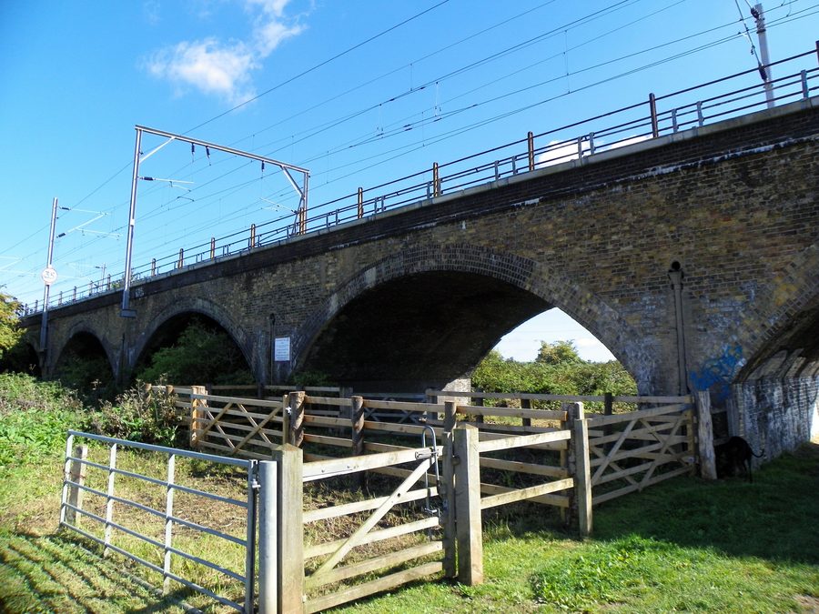 Eisenbahnbrücke über den Walthamstow Marshes in London