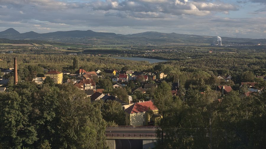 Panoramablick auf Hrob und das Teplice-Becken in Richtung Dubí