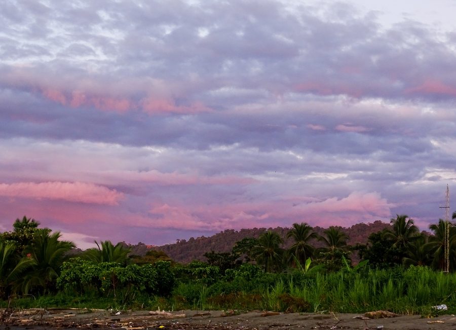 Sonnenuntergang am Strand von Nuquí an der Pazifikküste des Chocó in Kolumbien
