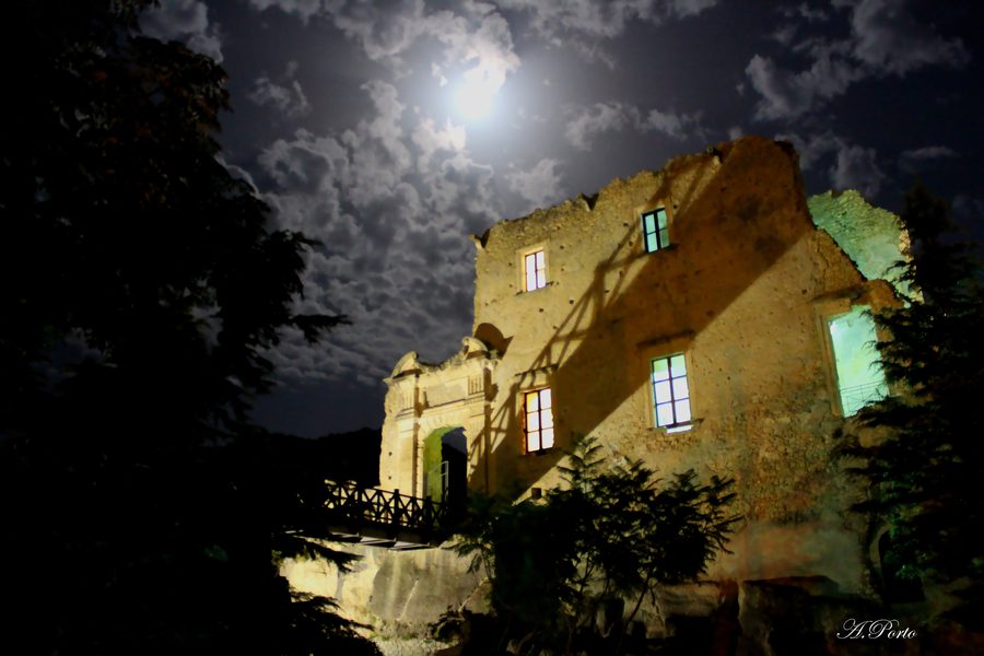 Castello della Valle auf dem Plateau von Fiumefreddo Bruzio