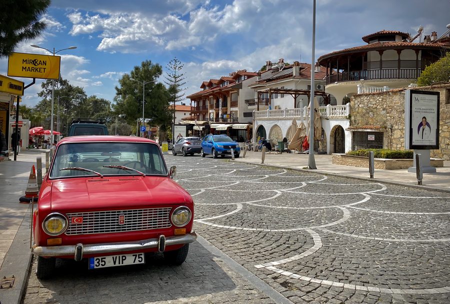 Straßenszene in Akyaka in der Provinz Muğla