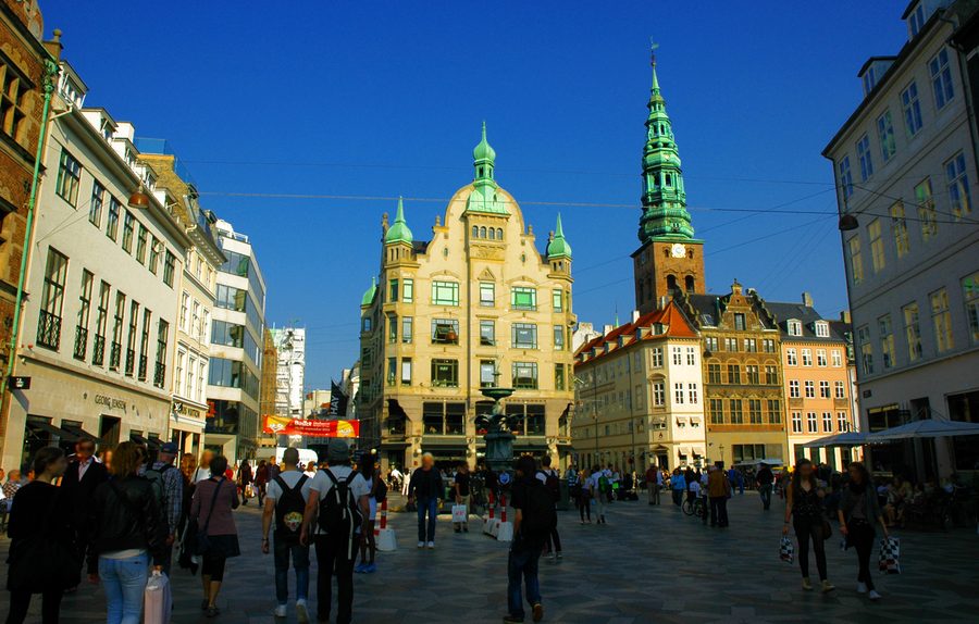 Menschen beim Spaziergang auf der Fußgängerzone Strøget in Kopenhagen