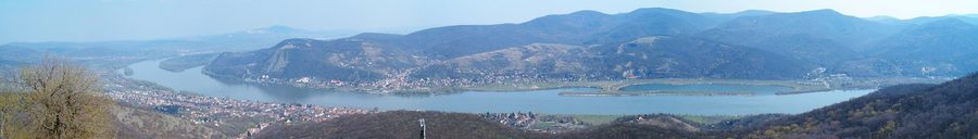 Panoramablick von Nagymaros über die Donau auf das Visegráder Gebirge