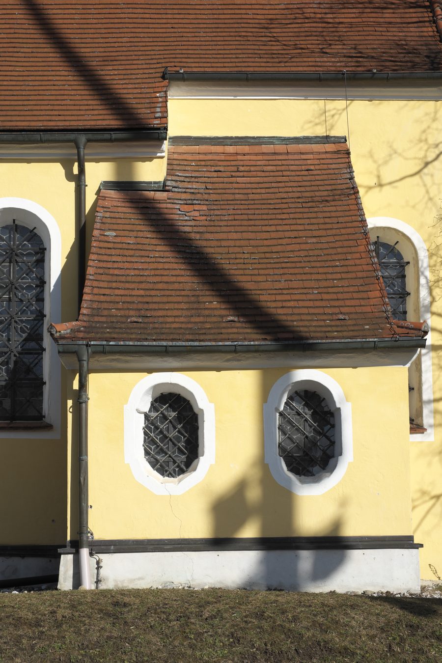 Katholische Filialkirche St. Valentin in Allmannshausen, einem Ortsteil von Berg im Landkreis Starnberg