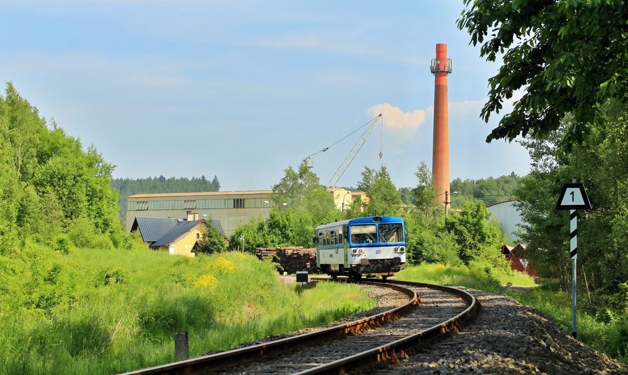 Triebwagen der České dráhy in Sadov im Kreis Karlsbad