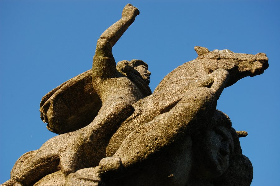 Spitze der Jupitergigantensäule am Schiersteiner Hafen nahe dem Christophorushaus