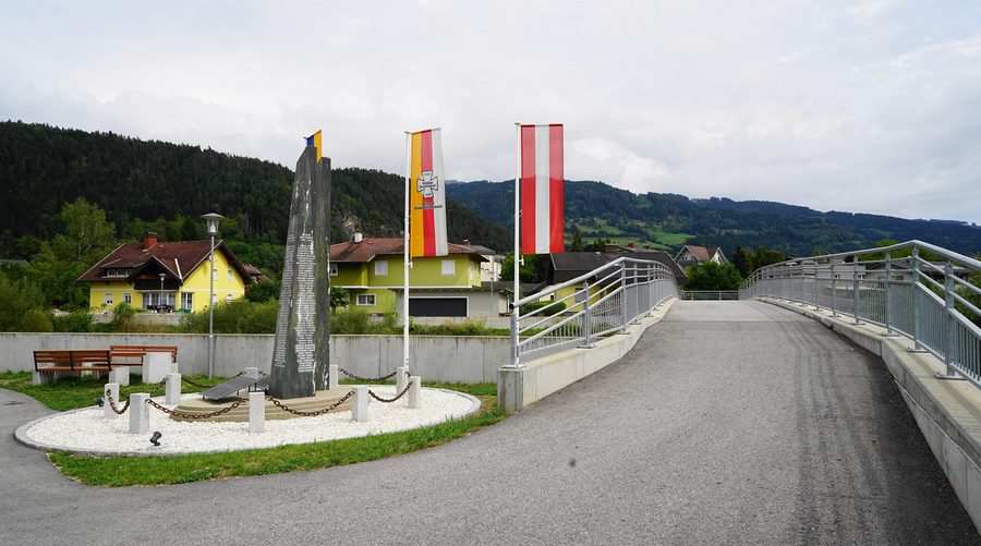 Radweg in Lavamünd beim Denkmal für die Abwehrkämpfer im Ersten und Zweiten Weltkrieg