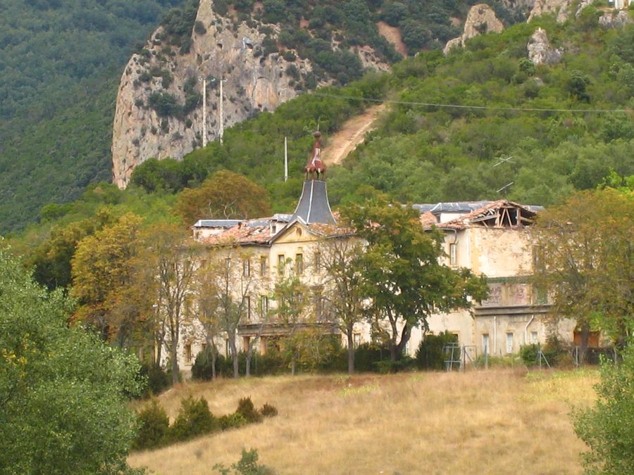 Balneario de Sobrón en Álava, en el paisaje de las Hoces del Sobrón