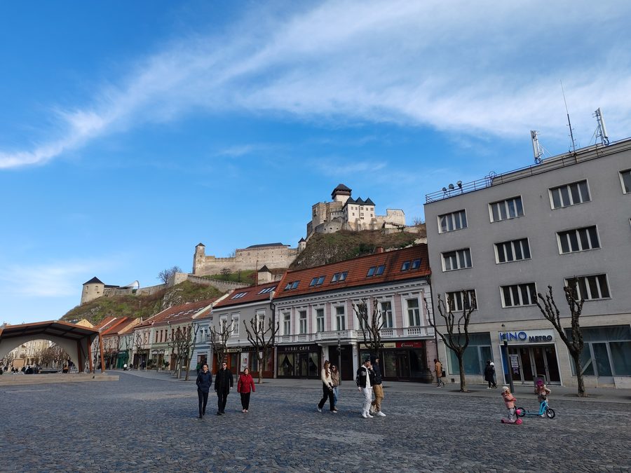 Burg von Trenčín auf einem Felsen über der Stadt