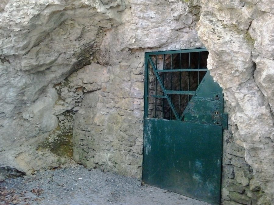 Eingang der Grotte de Nichet in Fromelennes, Ardennen, Frankreich