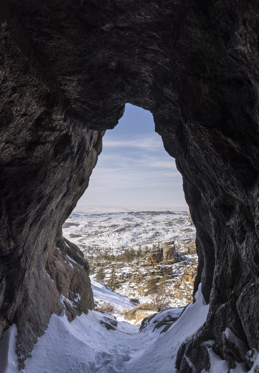 Eingang zur Höhle Konyr-Auliye im Bayanaul-Nationalpark