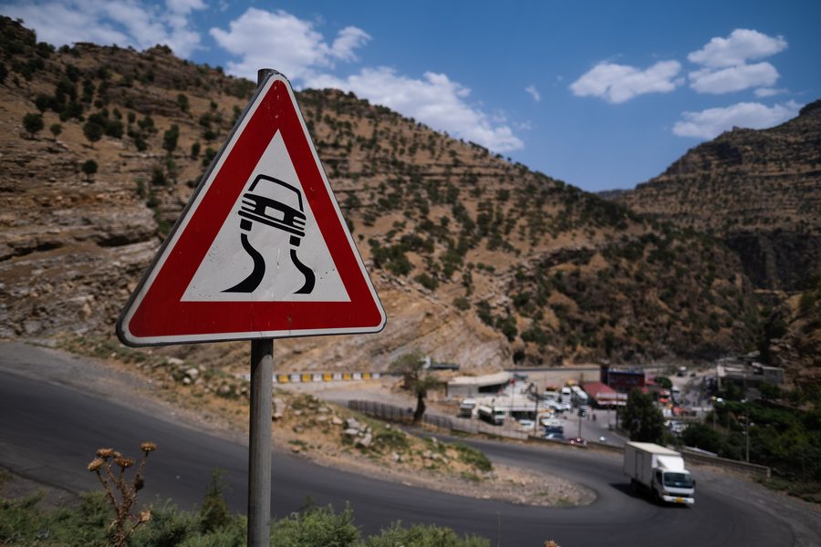 Berglandschaft an der Straße außerhalb von Schaqlawa im Gouvernement Arbil