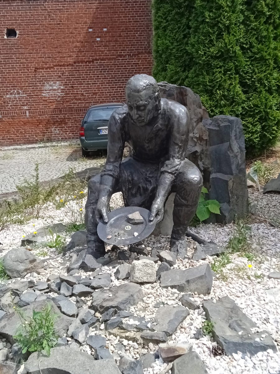 Skulptur eines Goldwäschers in Złotoryja