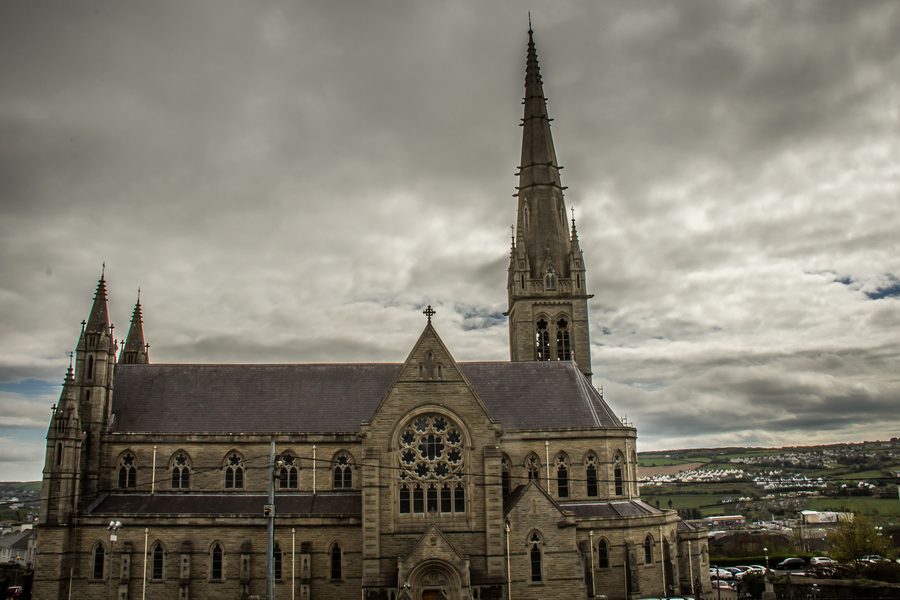 Außenansicht der Kathedrale St Eunan und St Columba in Letterkenny
