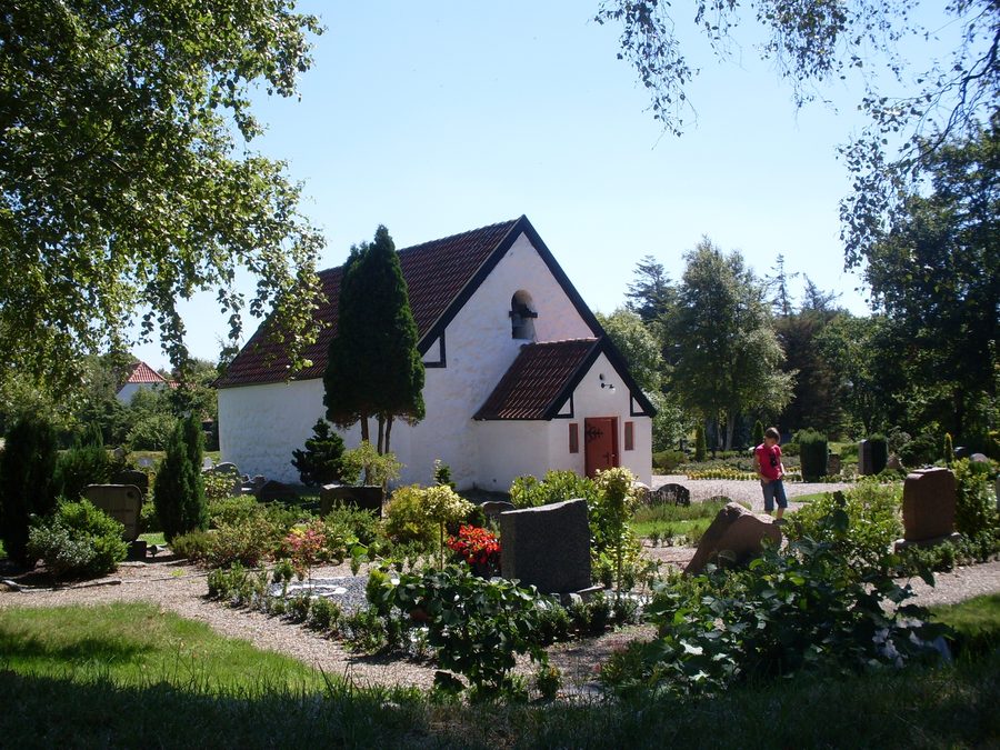 Die Kirche von Venø By in Seitenansicht