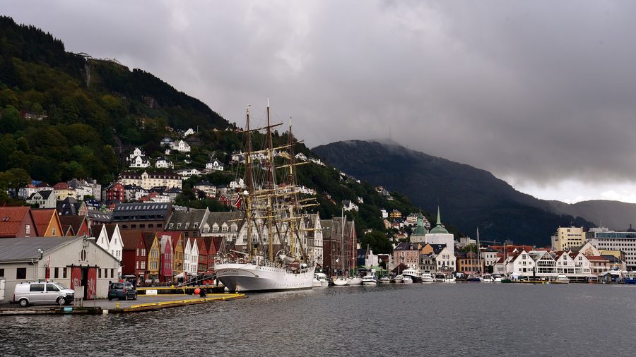 Die historischen Holzhäuser von Bryggen am Hafenbecken Vågen in Bergen.
