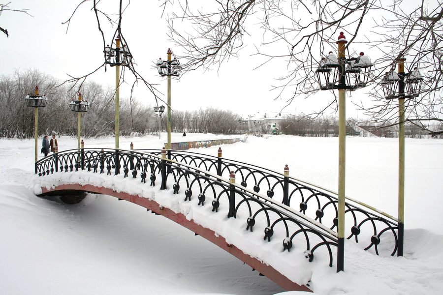 Verschneiter See im Stadtpark von Workuta