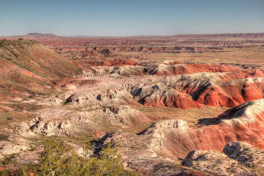 Landschaft der Painted Desert mit farbigen Badlands und Tafelbergen nahe Tuba City
