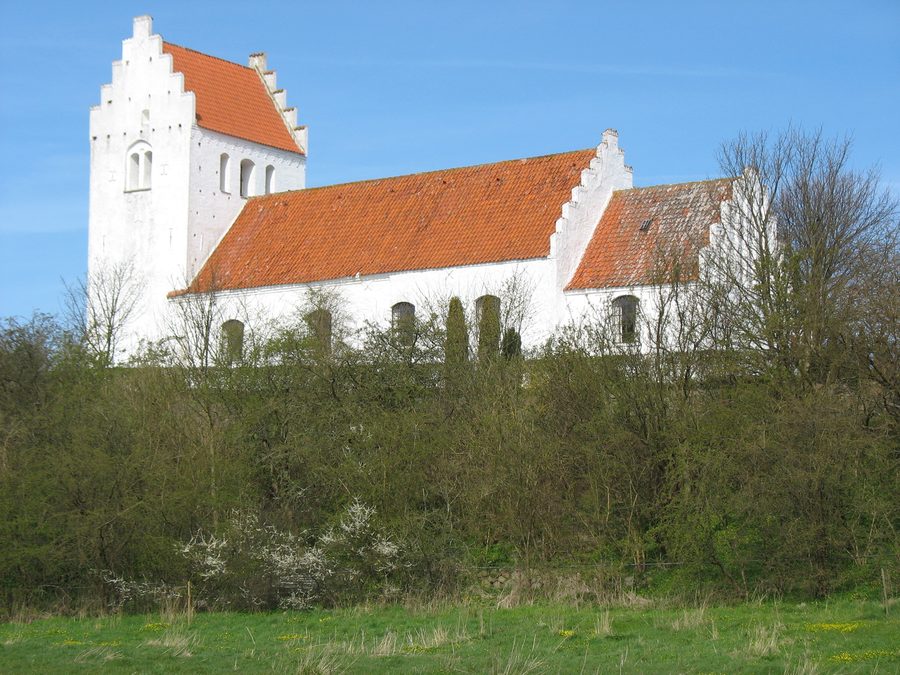 Außenansicht der Fårevejle Kirke in Fårevejle Kirkeby