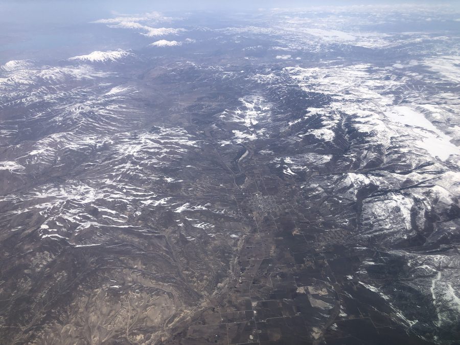 Blick aus dem Flugzeug über das Sanpete Valley und die Berge im Sanpete County
