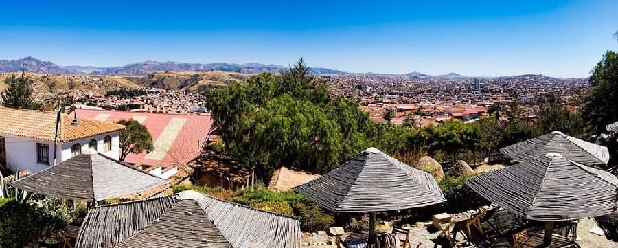 Panoramablick auf Sucre mit dem historischen Stadtzentrum und weiß getünchten Gebäuden