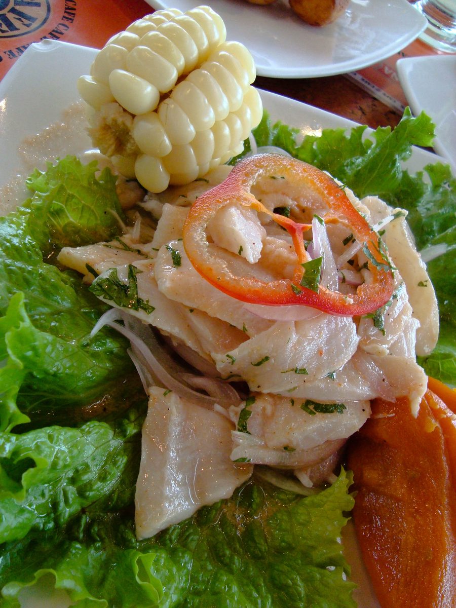 Peruanisches Ceviche mit Fisch und Zitrusfrüchten