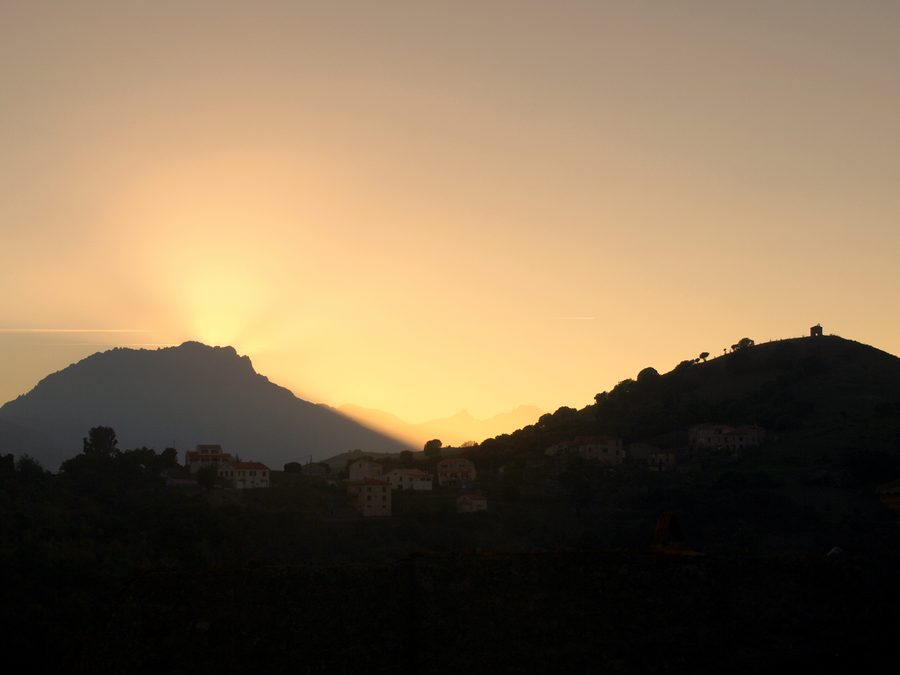 Sonnenuntergang über Pedano bei Pietralba mit der Ruine der Saint-Michel-Kapelle