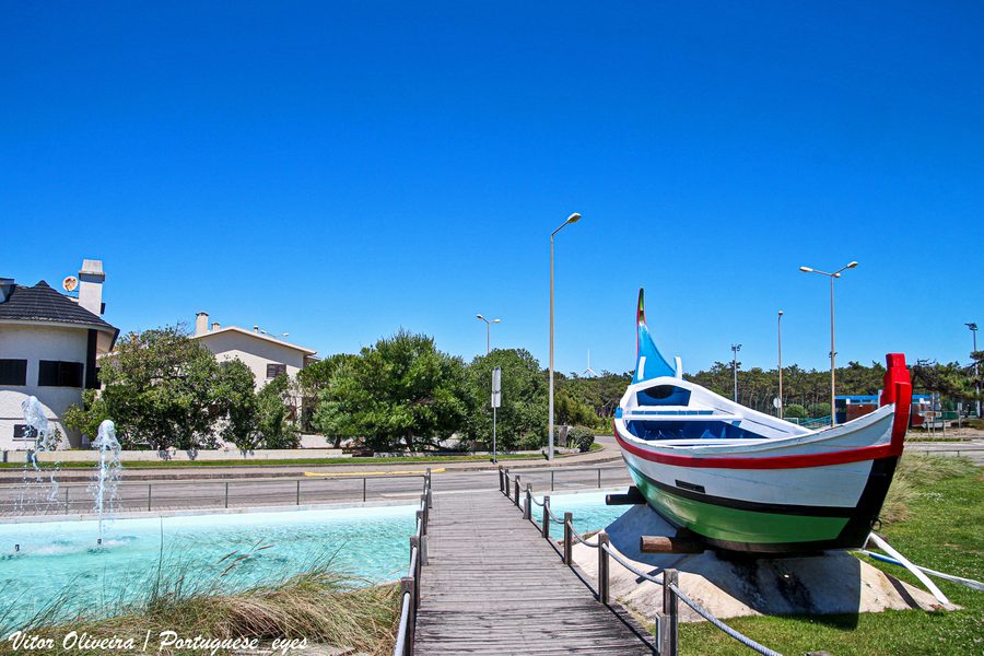 Strand und traditionelle Palheiros an der Praia da Tocha in Portugal