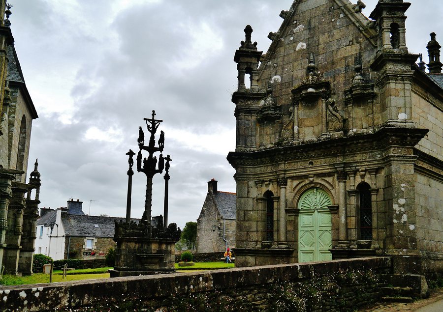 File:Saint-Thégonnec Enclos Paroissial Calvaire & Ossuaire.jpg