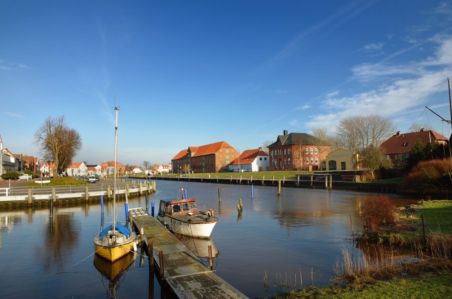 Gesamtansicht des Hafens von Tönning mit historischen Gebäuden