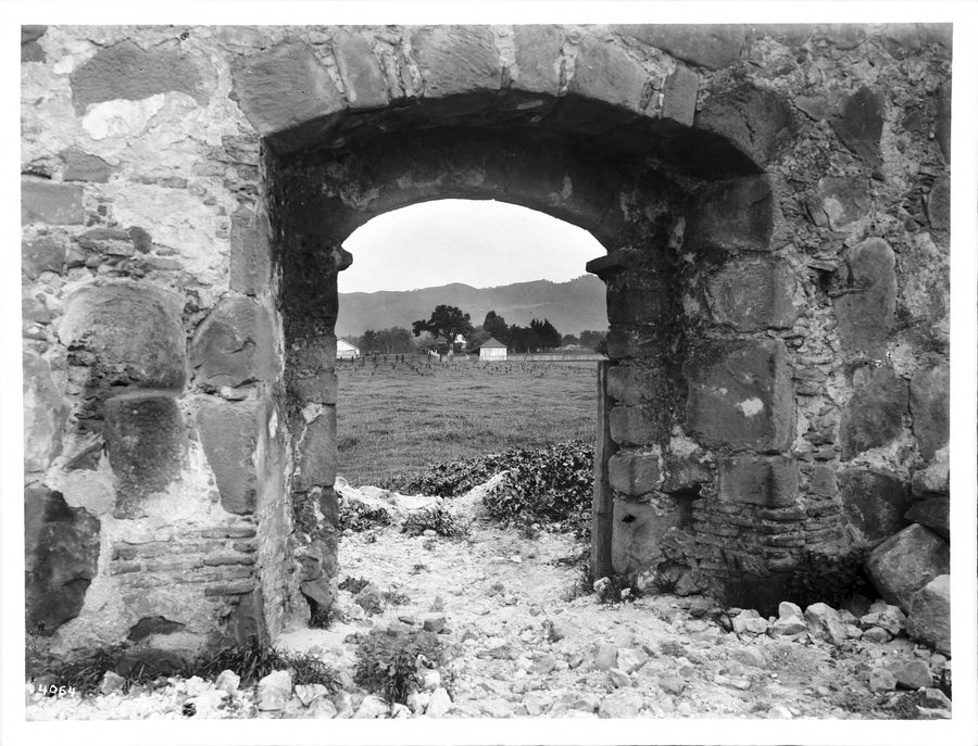 Blick durch den Haupteingang auf die Ruinen der Mission Santa Margarita, Kalifornien