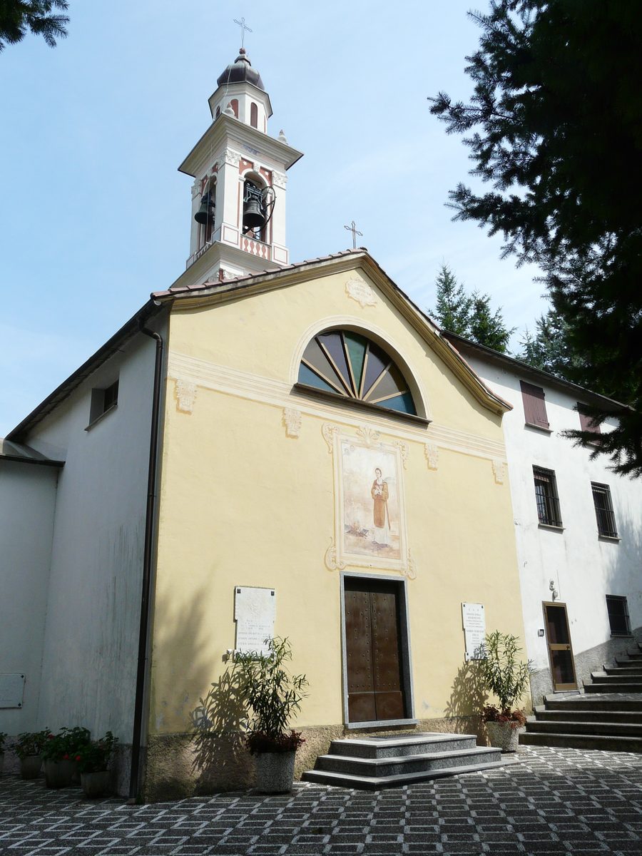 Facciata della chiesa di San Lorenzo a Vescina, Avegno, Liguria