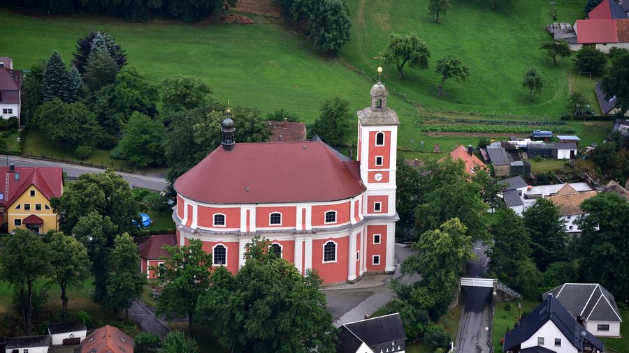 Luftaufnahme der katholischen Pfarrkirche St. Martin in Nebelschütz