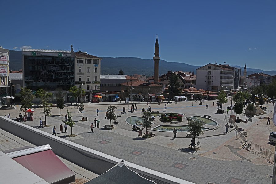 Blick von einer Plattform auf den zentralen Platz von Bolu