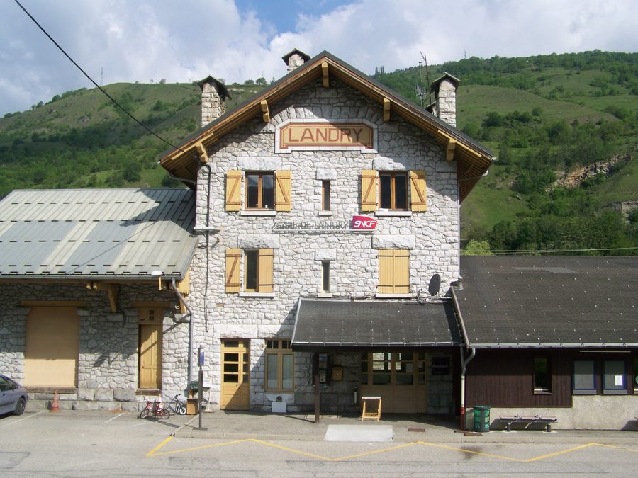Façade de la gare ferroviaire de Landry en Savoie