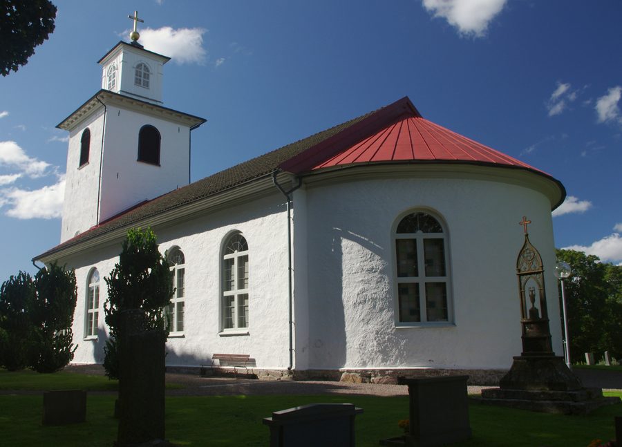 Außenansicht der Kirche von Liared in der Gemeinde Ulricehamn, Västra Götaland