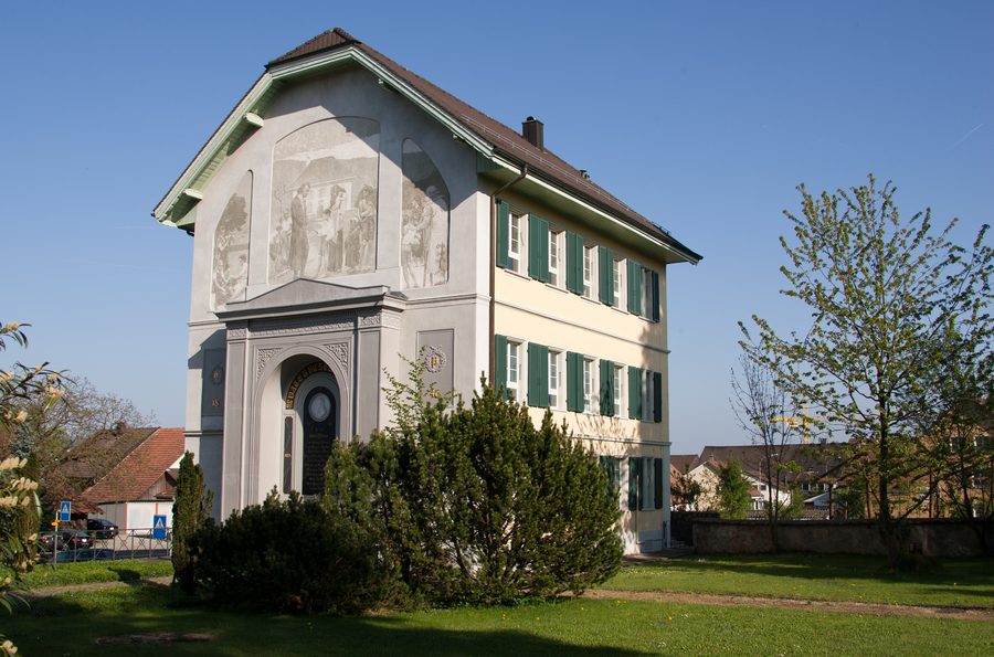 Altes Schulhaus von Birr mit der Grabstätte von Johann Heinrich Pestalozzi
