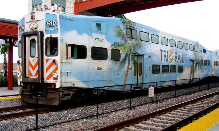 Tri-Rail-Zug am Bahnhof Delray Beach