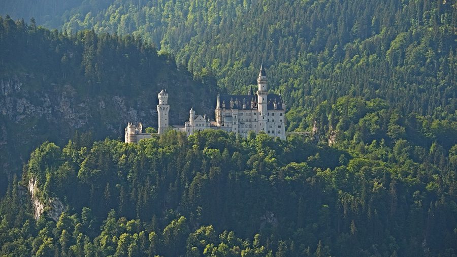 Schloss Neuschwanstein bei Schwangau vor der bayerischen Berglandschaft
