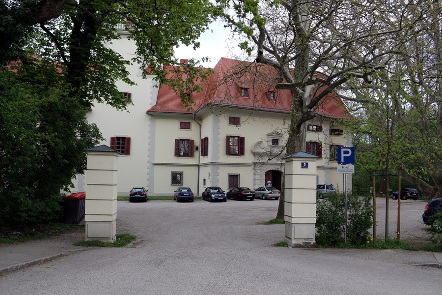 Schloss Tribuswinkel, Ansicht vom Vorhof auf das Schloss