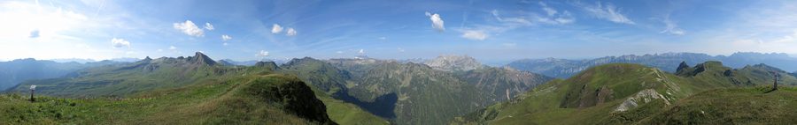 Panoramablick vom Gulmen auf die Bergwelt der Flumserberg.