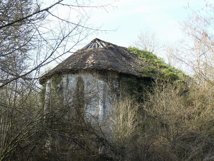 Ruines de l'église de Notre-Dame-des-Moulineaux à Poigny-la-Forêt, dans les Yvelines