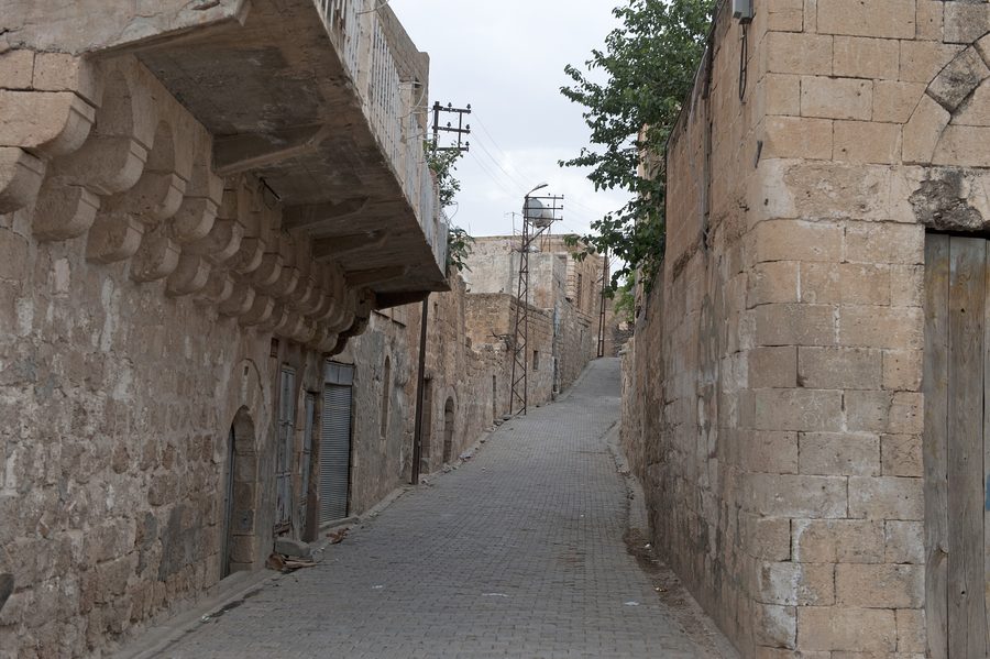 Historische Steinhäuser und enge Gassen in der Altstadt von Midyat