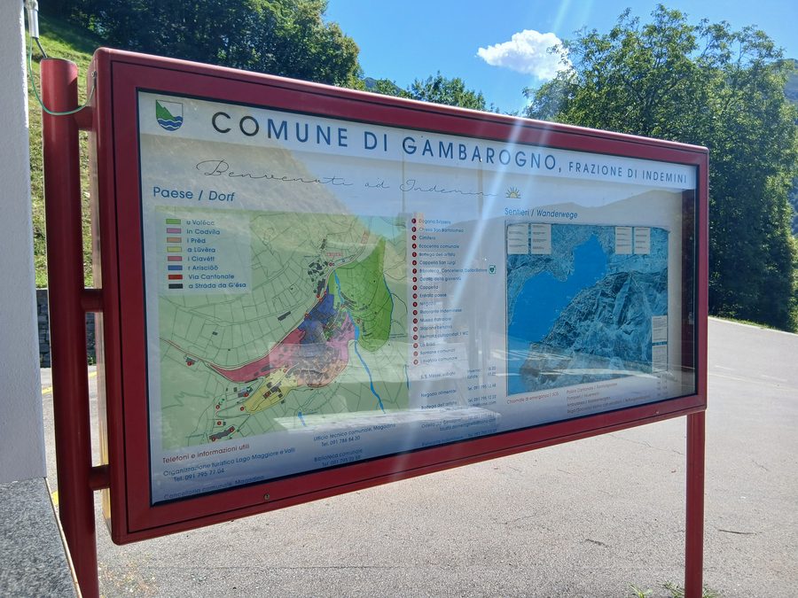 Ortskern von Indemini im Tessin mit dicht stehenden Steinhäusern und Berglandschaft