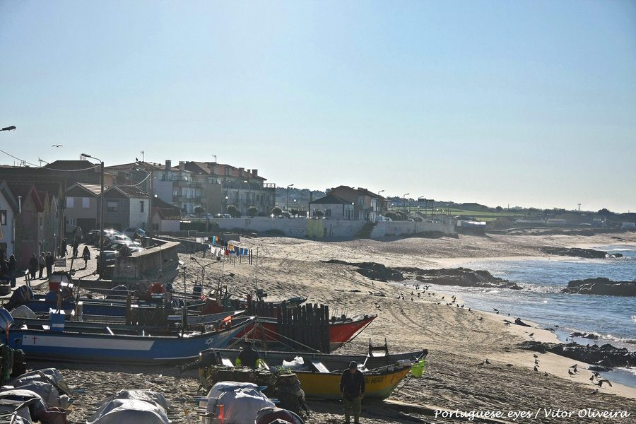 Praia de Vila Chã mit sandigem und felsigem Ufer in Portugal